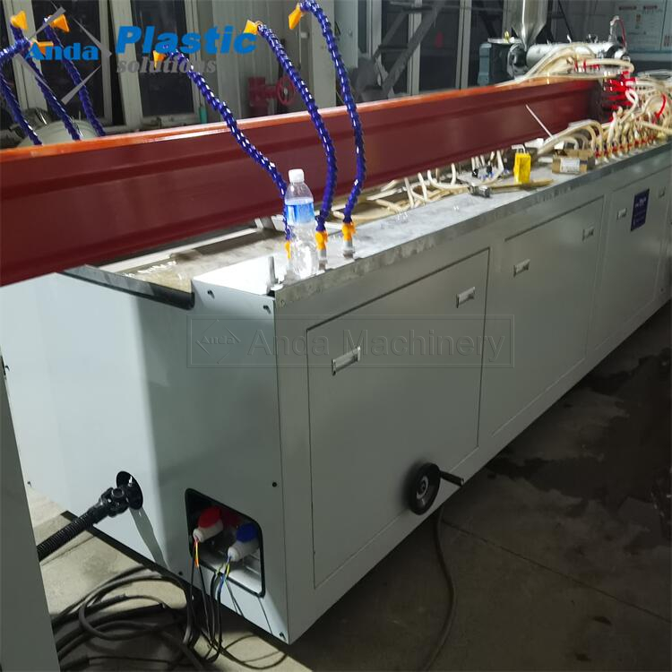 उच्च गुणवत्ता वाले पीवीसी यूपीवीसी केबल ट्रंकिंग प्रोफाइल रेन गटर बनाने की मशीन उत्पादन लाइन